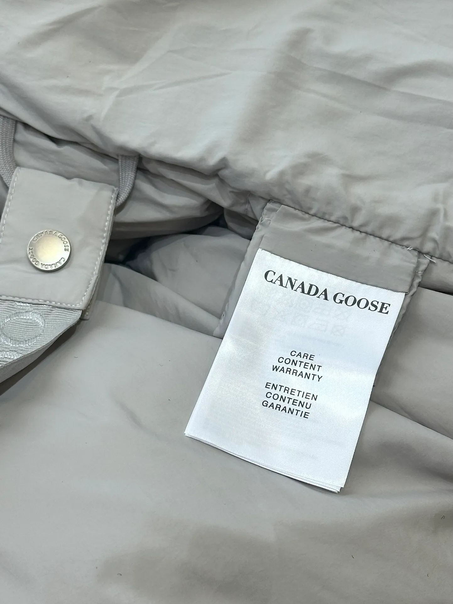 P1100 Top-quality original Canada Goose new model for autumn and winter. It is warm and has no sense of restraint. It is made of national standard 90 white duck down. It is light and elegant, giving you all-round warmth! The appearance of the upper body is more classy and stylish, allowing warmth and grace to go hand in hand. The multiple car lines on the center line are strict and symmetrical, keeping warm and waiting. The logo on the chest embellishes the whole piece! The unique taste goes deep into the bone marrow. It is age-reducing and full of warmth. It has a simple and elegant look and has the same color for men and women. Black Gray Size: XS-S M L